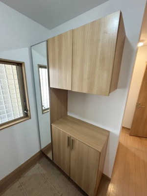 【玄関】 | 港区市岡2丁目中古戸建 | 毎日通る玄関。採光窓もついて明るい空間です。姿見を兼ねたシューズボックスも大容量で十分な収納力！