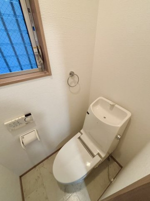 【トイレ】 | 港区市岡2丁目中古戸建 | 温水洗浄便座完備の洋式トイレ。手元で操作しやすい壁付リモコンです。