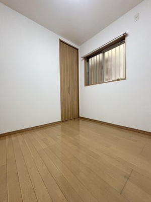 【洋室】 | 港区市岡2丁目中古戸建 | 洋室（約4.5帖）：家具のレイアウトがしやすいシンプルな洋室です。