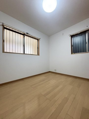 【洋室】 | 港区市岡2丁目中古戸建 | 洋室（約5.25帖）：車庫側のゆとりあるお部屋です。