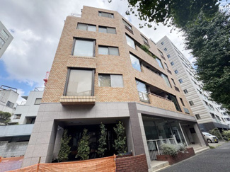 【外観】 | 手入れの行き届いた外壁やエントランスなど、「見ればわかる」レベルで清潔感を保ったマンションです。築年数を感じさせない姿で皆様をお出迎えします。～即日のご見学可能～　お問合せはお気軽にどうぞ。
