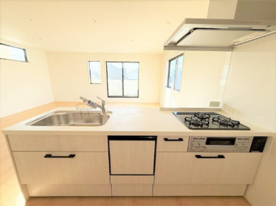 【居間・リビング】 | 【仲介手数料３５０万円が無料！！】■山野小学区■ハイグレードデザインハウス | ■３ＬＤＫ
■南側７．９ｍ公道面
■少し高台
■山野小学校
■ハイグレードデザインハウス
■高断熱住宅
■省エネ性能ラベル
■内覧予約可
■モデルハウス見学