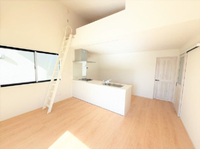 【居間・リビング】 | 【仲介手数料３５０万円が無料！！】■山野小学区■ハイグレードデザインハウス | ■３ＬＤＫ
■南側７．９ｍ公道面
■少し高台
■山野小学校
■ハイグレードデザインハウス
■高断熱住宅
■省エネ性能ラベル
■内覧予約可
■モデルハウス見学