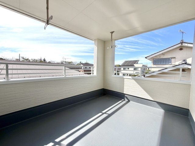 【新築戸建】高崎市新町第7のバルコニー|■バルコニー（3号棟）｜あたたかな陽のひかりを浴びることのできるバルコニー。お洗濯物やお布団を干せば、家族みんなが気持ちよく暮らすことができます(*^^*)