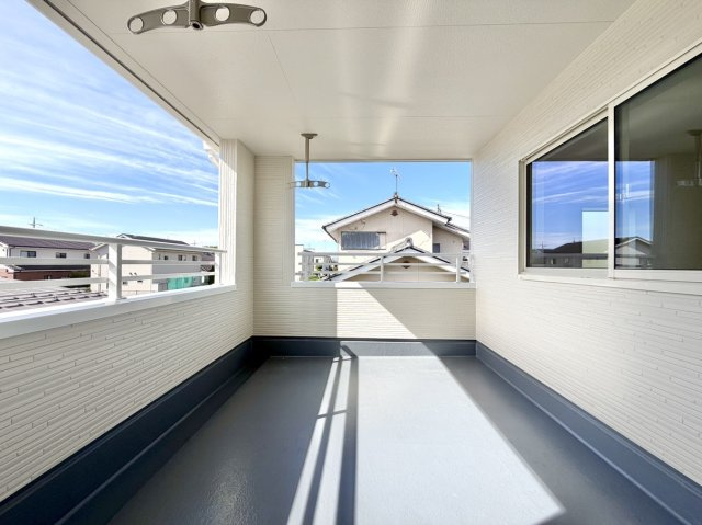 【新築戸建】高崎市新町第7のバルコニー|■バルコニー（3号棟）｜空が見える広々としたバルコニー♪家族で星空観賞ができて夜が楽しみになりますね☆