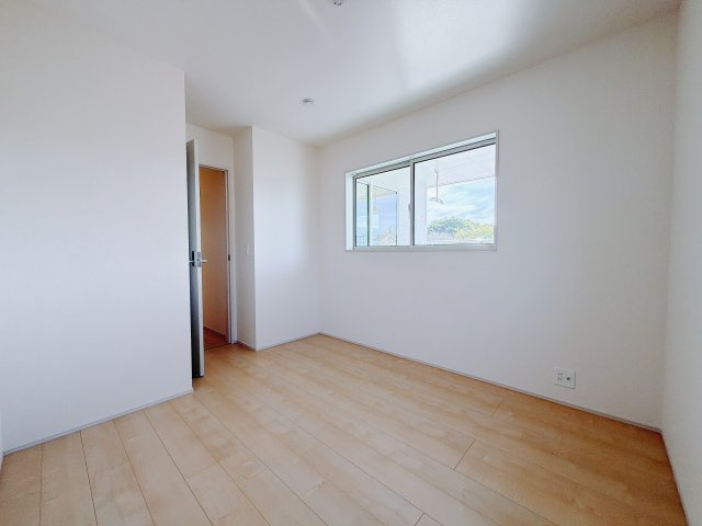 【新築戸建】高崎市新町第7の洋室|■2階洋室（3号棟）｜ナチュラルカラーの床です。模様替えなどとても楽しく工夫できます♪陽当たり、風通しもとても良いので毎日快適な生活スタートです！子供部屋にも良いですね♪