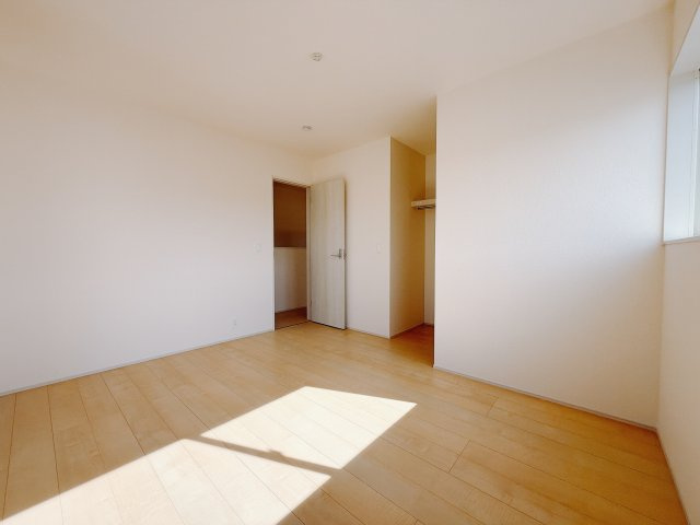 【新築戸建】高崎市新町第7の洋室|■2階洋室（3号棟）｜2階各居室には収納をご用意しています♪常にお部屋を綺麗に保てます！小さなお子様も自然とお片付けができるようになるのでうれしいですよね！