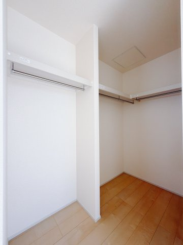 【新築戸建】高崎市新町第7の収納|■WIC（3号棟）｜主寝室には夢のウォークインがございます♪お洋服やバッグだけでなく、増えていくお洋服やご家族での思い出の品もしっかりと収納します( ＾＾ )