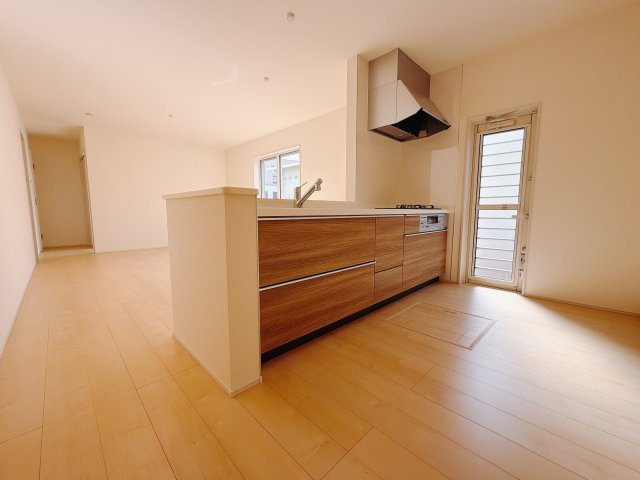 【新築戸建】高崎市新町第7の居間・リビング|■リビング（3号棟）｜陽当たり良好のリビングダイニング♪賃貸では叶わなかった、お友達とのホームパーティや大音量で映画やテレビを楽しむことができます(*^^*)