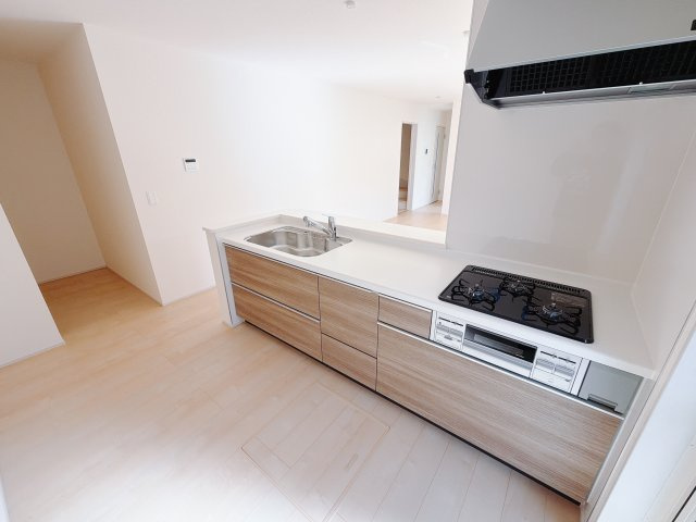 【新築戸建】高崎市新町第7のキッチン|■キッチン（3号棟）｜リビングまでの見通しが良く、家事をしながらでも、お子様の様子を見られるようになっています。お子様がいつもママのそばにいる安心感も生まれます♪