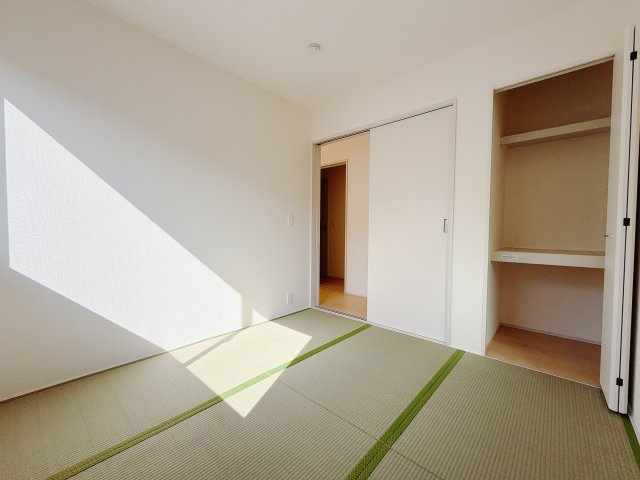 【新築戸建】高崎市新町第7の和室|■1階和室（3号棟）｜和室を書斎にしたり、冬にはコタツを敷いて家族みんなで年越しをするのもいいですね。家族みんなのお気に入りの空間になります♪