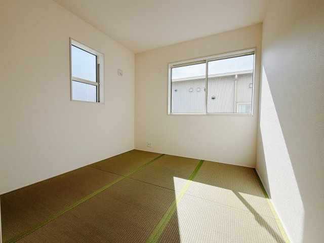 【新築戸建】高崎市新町第7の和室|■1階和室（3号棟）｜リビングと繋がっている和室は、お子様の様子を見守りながらお洗濯物を畳んだり、家事の合間のちょっとした休憩やのんびりお昼寝にも♪セカンドリビングとしてもお使いいただけます。