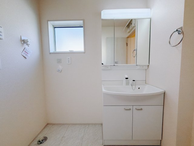 【新築戸建】高崎市新町第7の独立洗面台|■洗面室（3号棟）｜三面鏡の洗面台は鏡の裏が収納ポケットになっているので、ヘアケア用品や歯ブラシなどでごちゃつきがちな洗面台周りがスッキリ片付きます。　