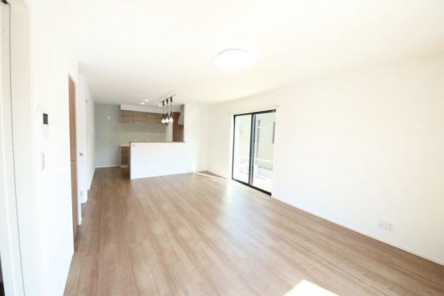 大塚町B号棟　新築戸建ての居間・リビング