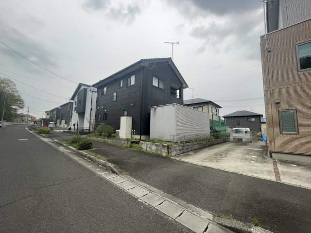中古戸建・中古住宅　郡山市田村町東山1丁目　守山小・守山中の前面道路含む現地写真|ダーク系の外壁なので高級感やスタイリッシュな雰囲気を感じられますね♪