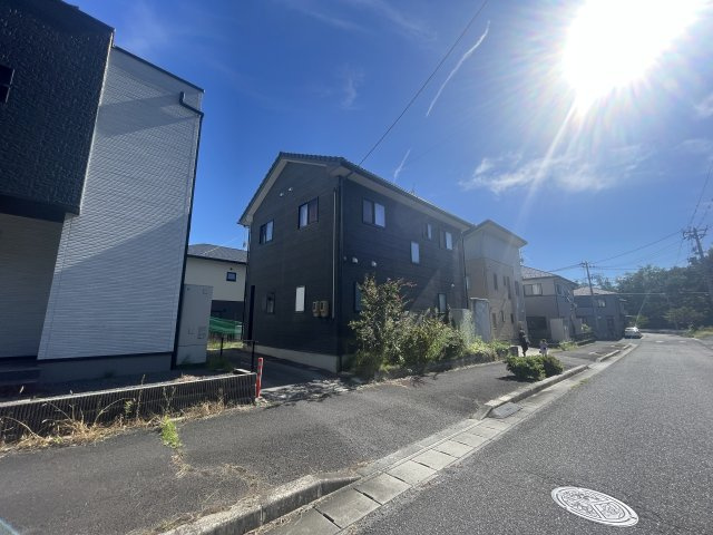 中古戸建・中古住宅　郡山市田村町東山1丁目　守山小・守山中の前面道路含む現地写真|前面道路も広く普通車が余裕ですれ違える幅があります！