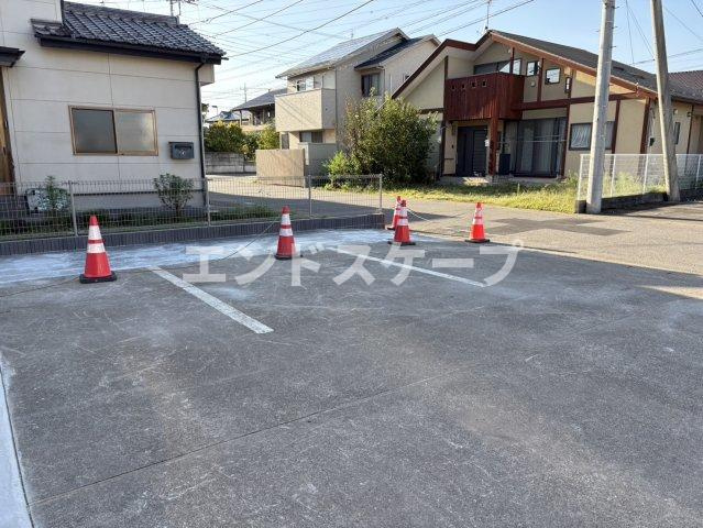 アズールの駐車場|高崎、前橋のお部屋探しはエンドスケープまで！お客様の理想お聞かせ下さい♪