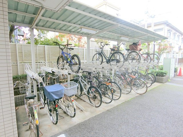 鵜の木ダイヤモンドマンションのその他共用部分|屋根付きの駐輪場