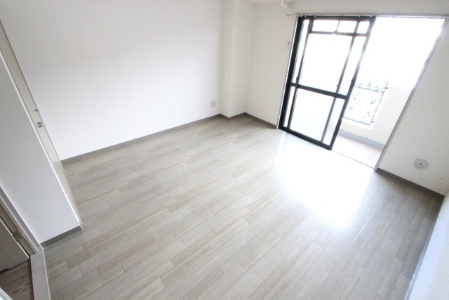 プーテゥジュール4番館の居間・リビング