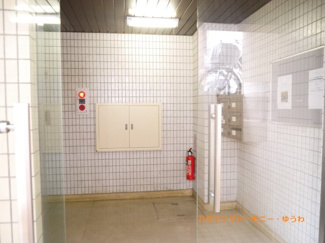 【その他共用部分】 | 清潔感と歓迎感があるエントランスホールとなります。