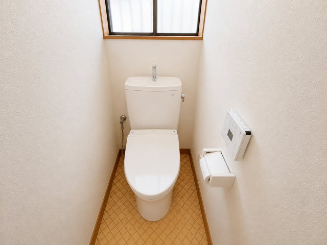 銚子市三崎町１丁目　中古戸建のトイレ|※画像の一部はAIを用いて加工・編集しています。実際の状況と異なる場合がありますので、ご了承下さい。