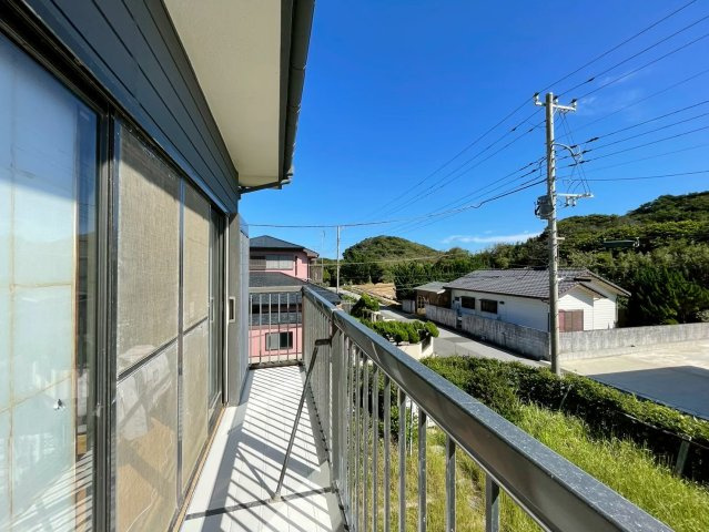 銚子市三崎町１丁目　中古戸建のバルコニー|※画像の一部はAIを用いて加工・編集しています。実際の状況と異なる場合がありますので、ご了承下さい。