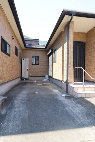 花畑中垣貸家の駐車場