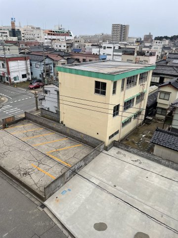 酒田市商業ビルの駐車場