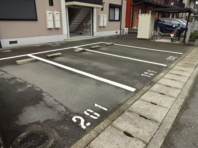 フォーレス塩屋の駐車場