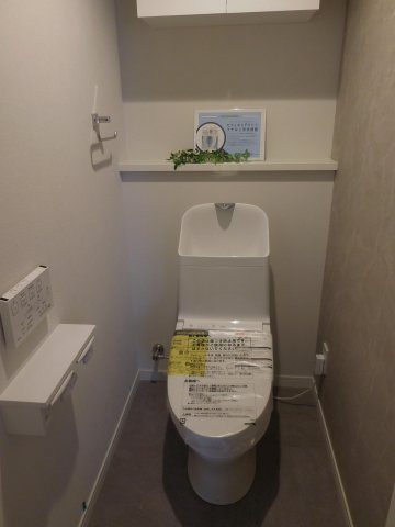 【トイレ】 | グランドステイツ薬院ギャラリー | 冬は便座も温水も温かく快適なシャワー付トイレ。上部には収納を設置