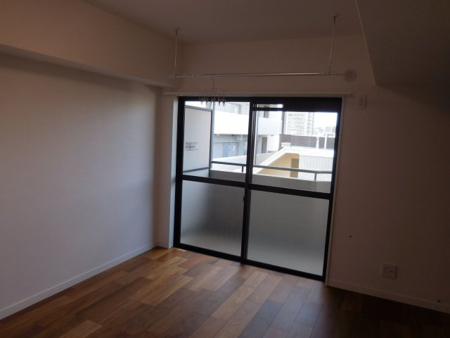 【洋室】 | グランドステイツ薬院ギャラリー | 南西向きのバルコニーに面した明るい洋室で換気や採光ばっちりです