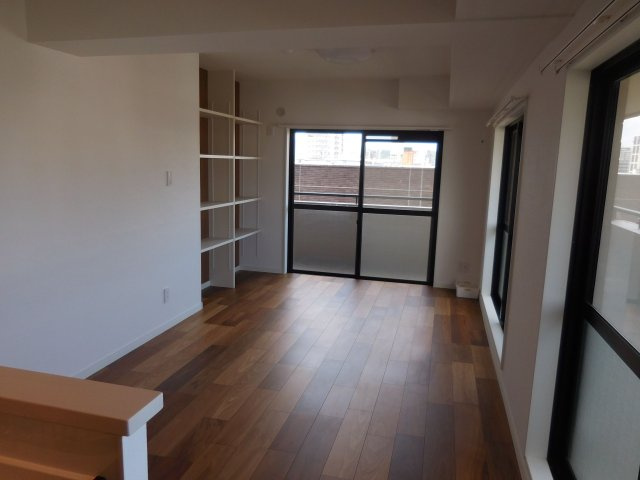 【居間・リビング】 | グランドステイツ薬院ギャラリー | 2面バルコニー付きの開放感ある1LDK。リビングからどちらのバルコニーへも出られます