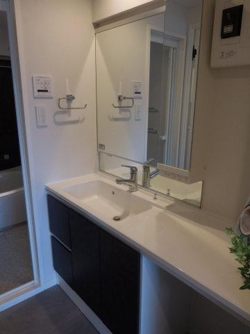 【独立洗面台】 | グランドステイツ薬院ギャラリー | 大きな鏡で身支度がしやすい洗面化粧台です