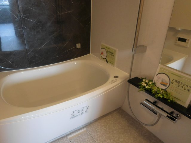 【浴室】 | グランドステイツ薬院ギャラリー | 雨の日でも洗濯に困らない浴室乾燥機、いつでも暖かいお風呂に入れる追い焚き機能付