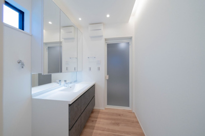 【独立洗面台】 | ◆三保町中古戸建◆ | ◆ご家族の1日が始まり、1日が終わりを締めくくる洗面空間。洗濯機を配置しても十分なスペースを確保した設計となっております。