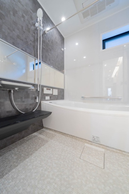 【浴室】 | ◆三保町中古戸建◆ | ◆モダンデザインの空間が気持ちよさを高めてくれるバスルーム。すっきりとした清潔感の中に都会的なセンスが感じられ、心身をリフレッシュできる寛ぎを深めてくれるスペースです。