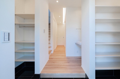 【収納】 | ◆三保町中古戸建◆ | ◆玄関わきに設けられた大きなシューズクローゼットは、整理整頓を叶え、日常をより快適にしてくれる空間です。