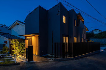 【前面道路含む現地写真】 | ◆三保町中古戸建◆ | ◆上質なライティングが邸宅を幻想的に照らし出し、昼間とは異なる気品と美しさを演出いたします。