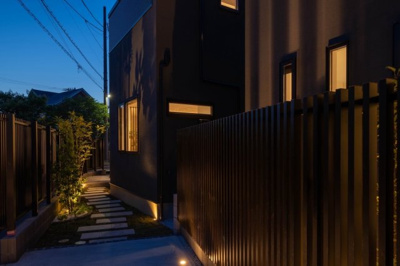 【外観】 | ◆三保町中古戸建◆ | ◆足元を優雅に照らす灯りが玄関へと続き、住まう方と訪れる方を上質で温かな雰囲気で迎え入れます。