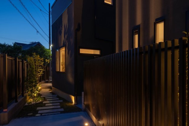 【外観】 | ◆三保町中古戸建◆ | ◆足元を優雅に照らす灯りが玄関へと続き、住まう方と訪れる方を上質で温かな雰囲気で迎え入れます。