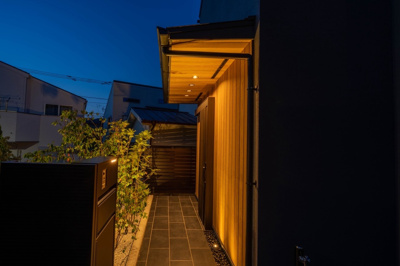 【外観】 | ◆三保町中古戸建◆ | ◆夜にアプローチを照らす光が、穏やかで気品ある邸宅の雰囲気を引き立て、格別な帰宅時間を演出いたします。