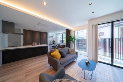 【居間・リビング】 | ◆三保町中古戸建◆ | ◆大きな窓から降り注ぐ自然光が、広々としたリビングを明るく包み込み、ご家族の会話をより豊かに彩ります。