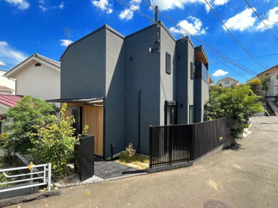 【前面道路含む現地写真】 | ◆三保町中古戸建◆ | ◆重厚感と洗練を兼ね備えた気品あふれる外観が、住まう方の誇りとなり、日常を特別な時間へと導いてまいります。