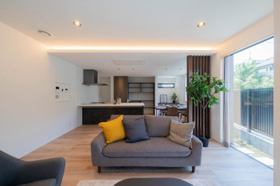 【居間・リビング】 | ◆三保町中古戸建◆ | ◆洗練されたインテリアと心地よい解放感が、ご家族の暮らしを優しく包み込む上質なリビングでございます。