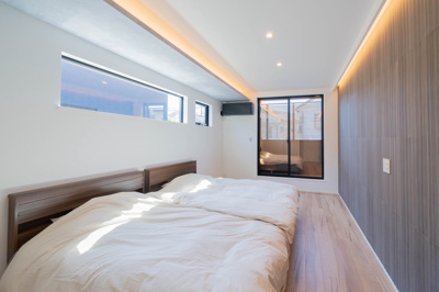 【洋室】 | ◆三保町中古戸建◆ | ◆穏やかな雰囲気に包み込まれた寝室は、一日の疲れを優しく解きほぐし、心地よい安らぎにを育みます。