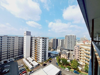 【展望】 | 前方に遮るものがない最上階からの見晴らしは抜群です！バルコニーからは大きな青空の眺めが最高です