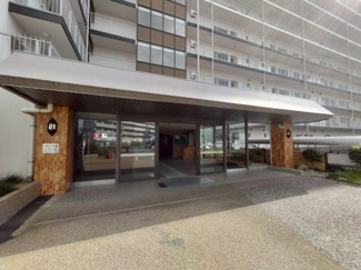 【エントランス】 | すっきりと洗練された印象のエントランスです。管理人さんが常駐しています