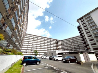 【駐車場】 | 駐車場はゆったりとしたスペースがあるのでバックでの駐車もしやすそうです