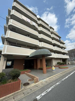 【外観】 | 敷地内駐車場に空きがあるので車をお持ちの方でも安心です