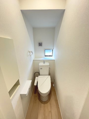 【トイレ】 | 糟屋郡宇美町宇美東1丁目第2　1号棟（全5棟）【仲介手数料無料・0円】 | 現地写真。1階のトイレです。